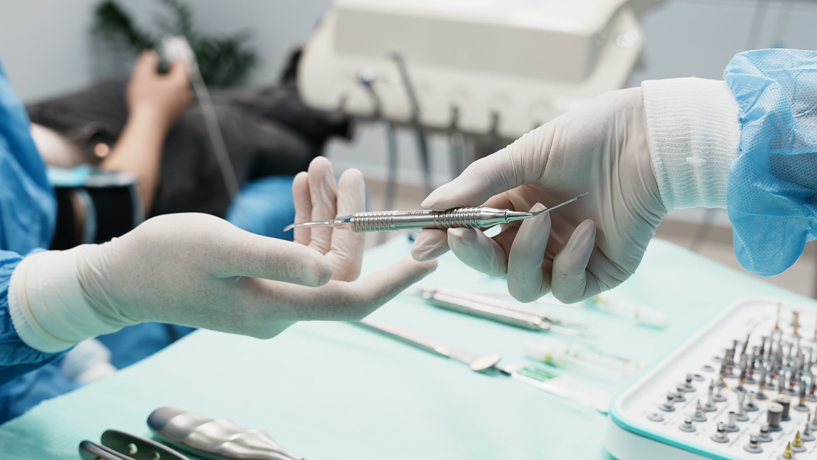 Ekipi i Dental Land duke analizuar një radiografi