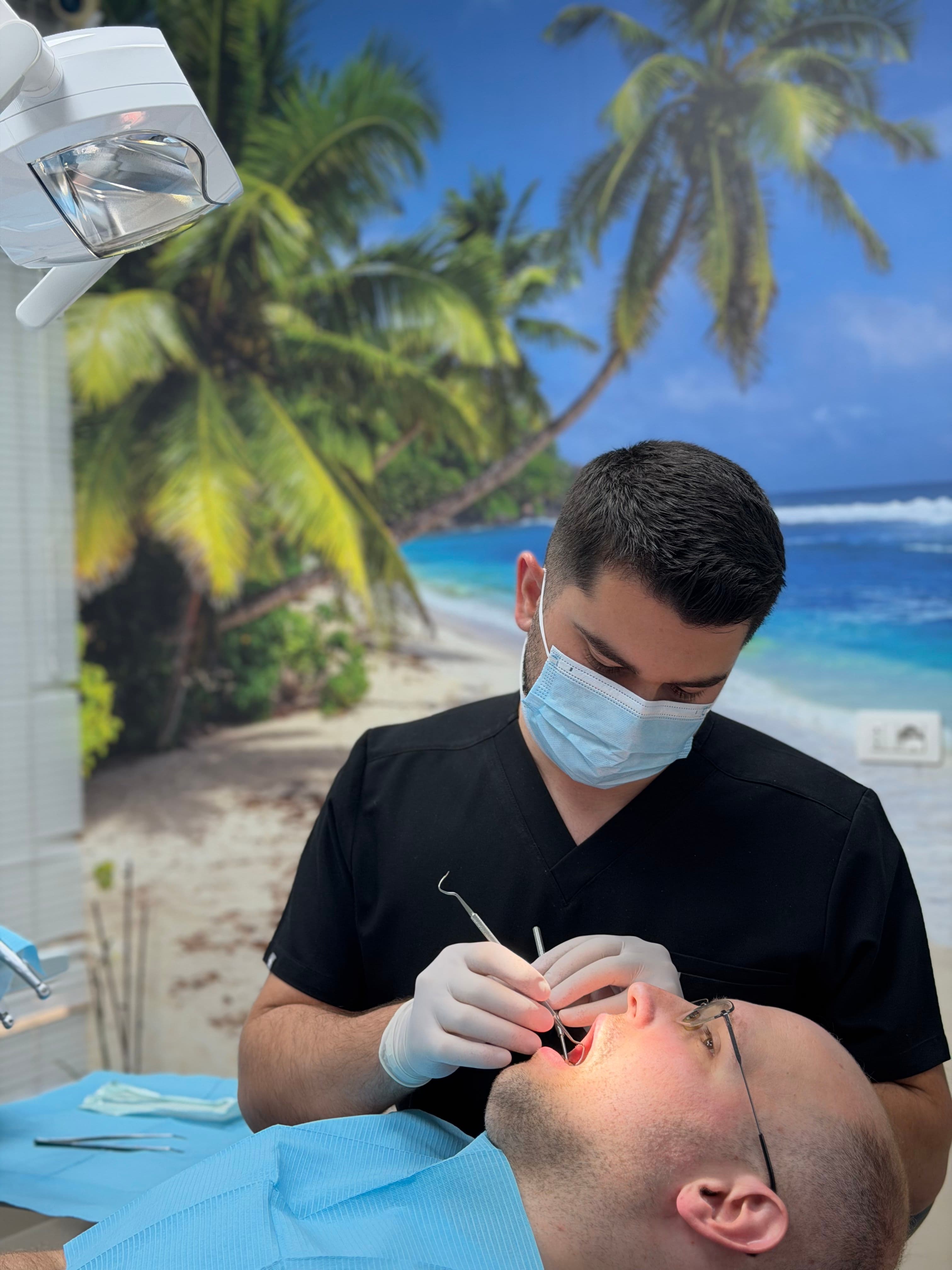 Ekipi i Dental Land duke analizuar një radiografi